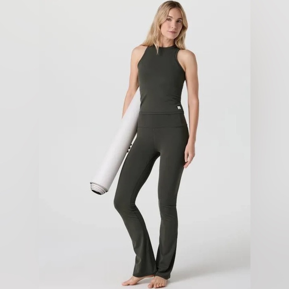Vuori AllTheFeels Slim Flare leggings in Kale